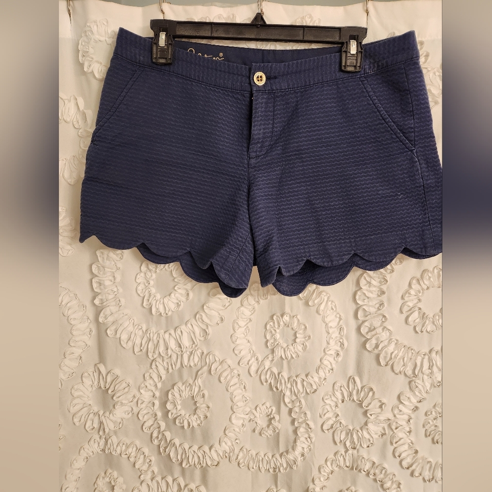 Lilly Pulitzer Women's the Buttercup Scalloped Shorts Size 6 navy blue textured